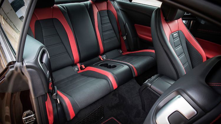 In den Fond des Mercedes-AMG E 53 Coué müssen sich die Fahrgäste schon etwas hineinzirkeln.