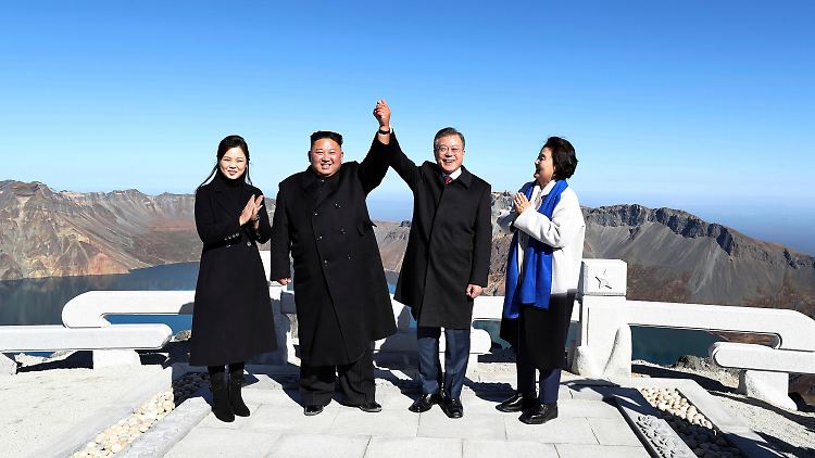 Moon Jae In und Kim Jong Un zeigen bei jeder Gelegenheit ihre neue Freundschaft. Doch hinter den Kulissen wird knallhart verhandelt.