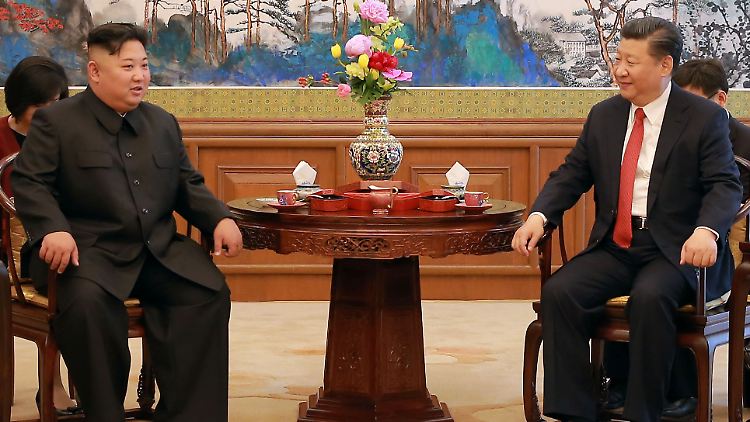 Nordkoreas Machthaber Kim und Chinas Präsident Xi bei einem Treffen. 