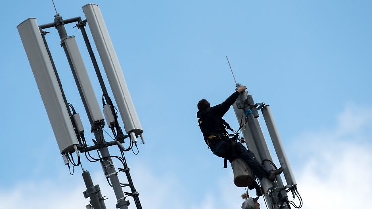 Der 5G-Mobilfunkstandard benötigt sehr viel mehr Masten: Wer bezahlt den Netzausbau?