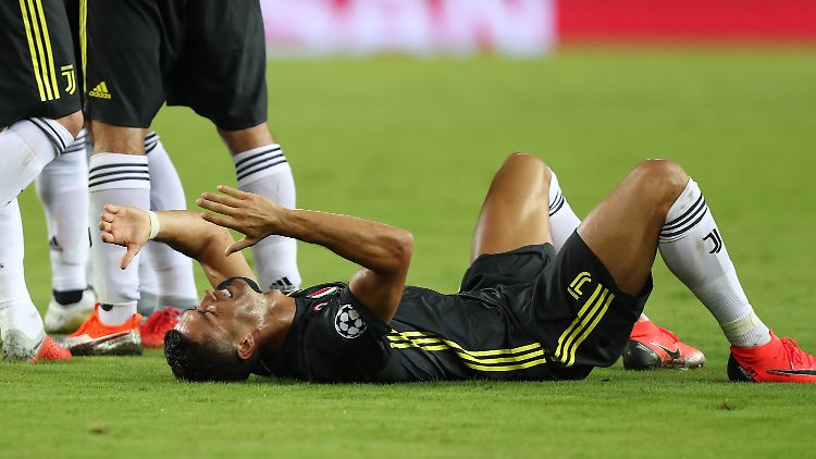 Cristiano Ronaldo ist nach der Roten Karte gegen ihn am Boden zerstört.