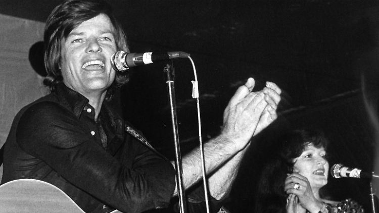 Dean Reed lebte bis zu seinem Tod in der DDR, hier gibt er im Jahr 1976 ein Konzert in Westberlin.