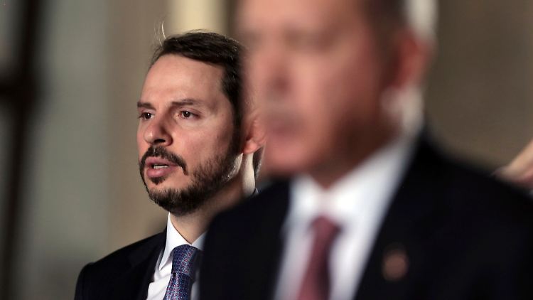 Der türkische Finanzminister Berat Albayrak hinter seinem Schwiegervater Präsident Recep Tayyip Erdogan.