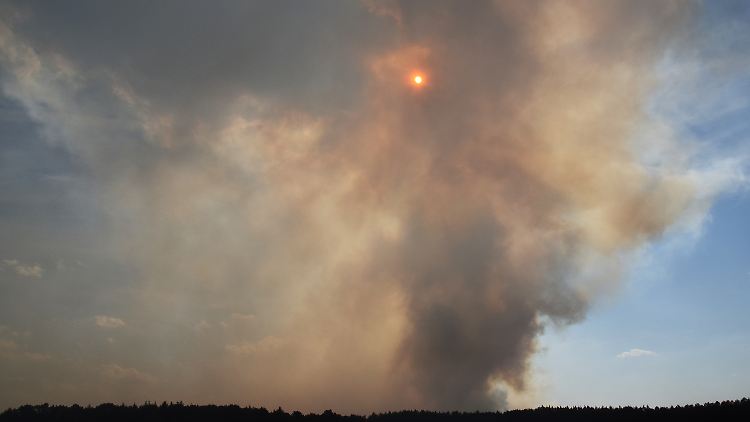 Der Brand in Niedersachsen hat sich inzwischen auf einer Fläche von rund zwei mal vier Kilometern ausgebreitet.