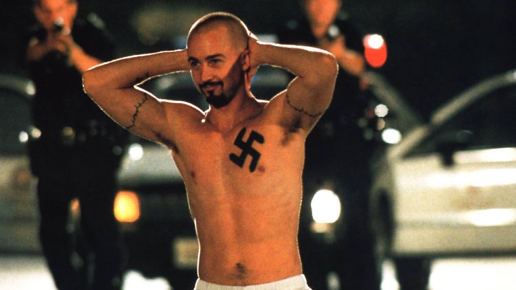 Das ist natürlich nicht der 23-Jährige aus Magdeburg, sondern US-Schauspieler Edward Norton im Film "American History X". Aber die Zurschaustellung verfassungswidriger Symbole ist in Deutschland strafbar.