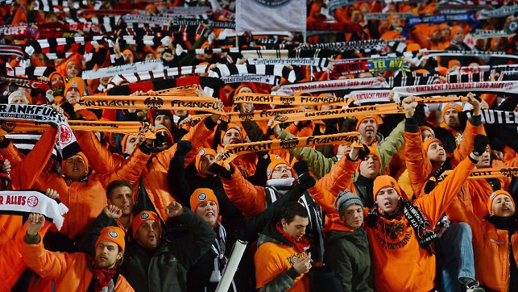 Seinerzeit in Bordeaux: 12.0000 Fans der Eintracht, hier einige von ihnen.