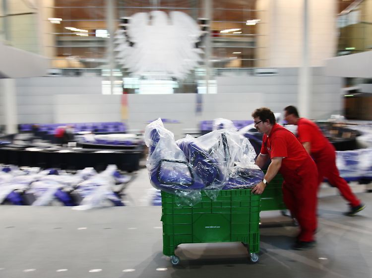 Arbeiter bauen für die 13. Bundesversammlung zur Wahl des Bundespräsidenten den Plenarsaal um.