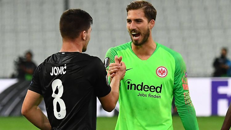 Eintrachts Keeper Kevin Trapp hatte mit Luka Jovic allen Grund zur Freude.