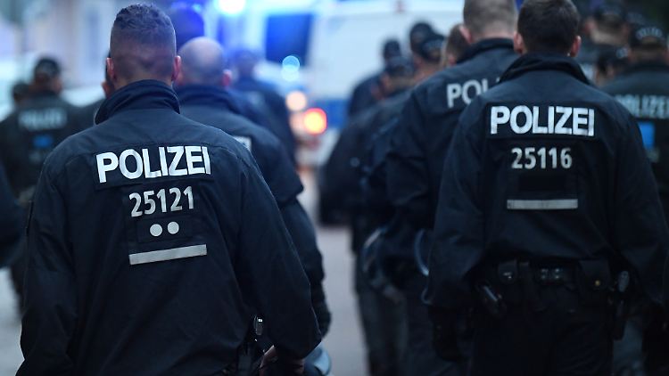 Die Polizei geht gegen mehrere Mitglieder einer selbst ernannten Bürgerwehr vor.
