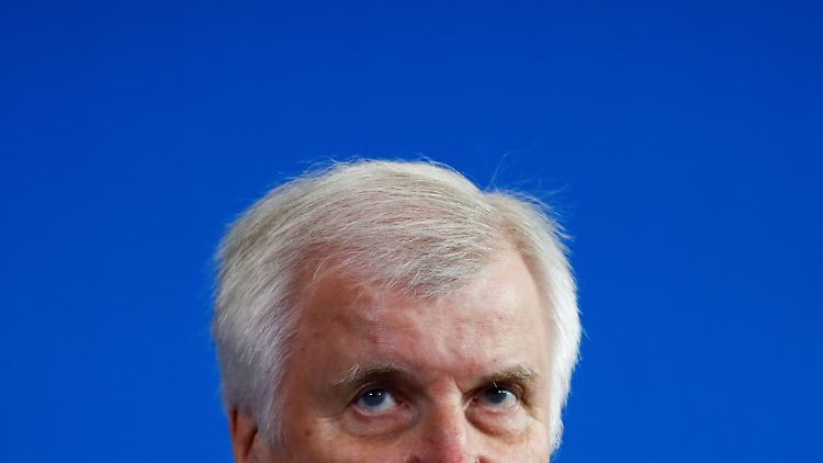 Horst Seehofer einige das Land nicht, er spalte es - so steht es in einem Brief von 290 Kulturschaffenden.