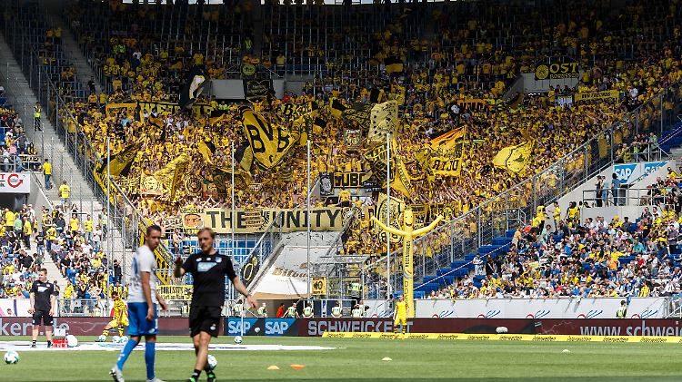 12. Mai 2ß18 in Sinsheim: Einige BVB-Fans bedenken Hopp mit Schmähgesängen.