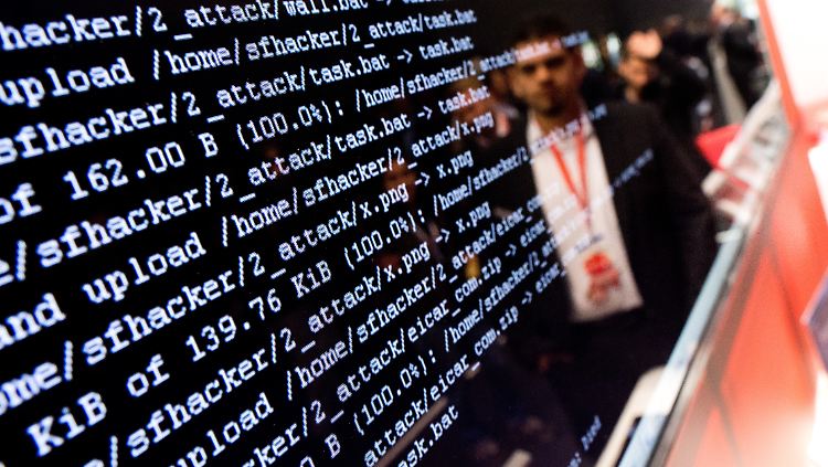 Ein Mitarbeiter zeigt bei der Hannover Messe 2018 einen illustrativen Hackerangriff auf eine Fabrikumgebung.