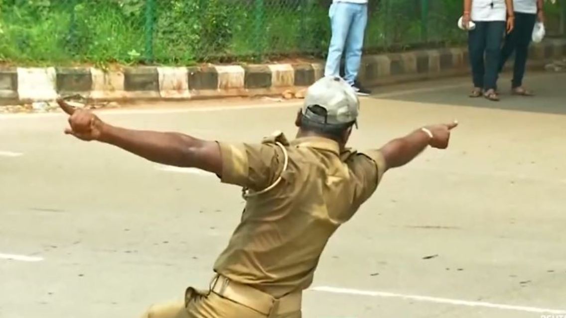 Verkehrspolizist Indien.JPG