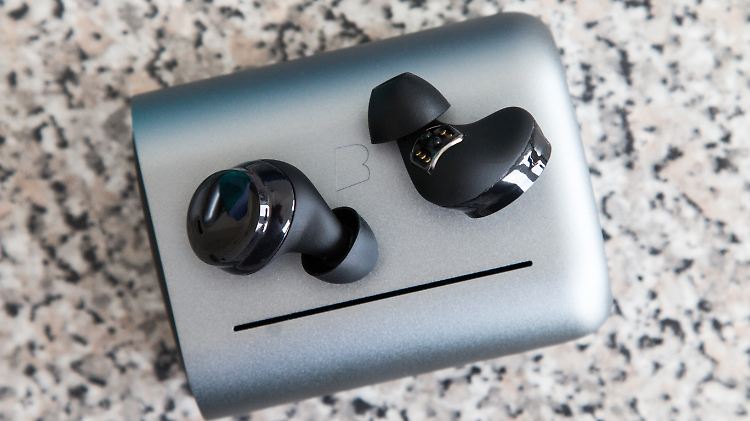 Die von Aluminium ummantelte Ladestation der Ohrhörer ist etwa doppelt so groß wie das Case der Apple AirPods.