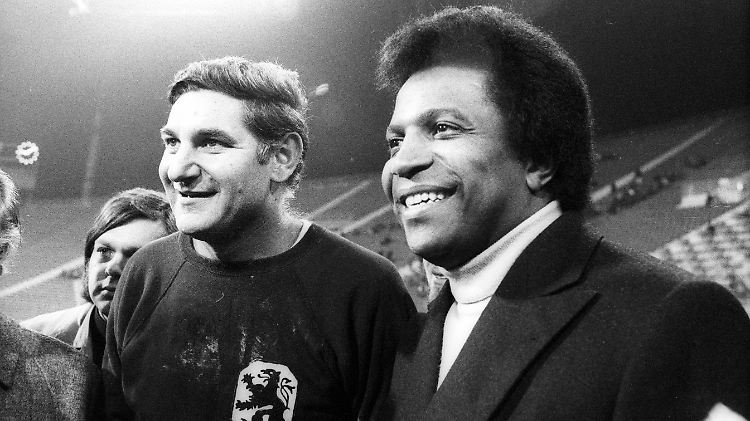 Einer der ersten Vier: Torhüter Petar Radenković vom TSV 1860 München. Hier ein Bild aus dem Jahr 1972. Der Mann rechts ist Roberto Blanco.