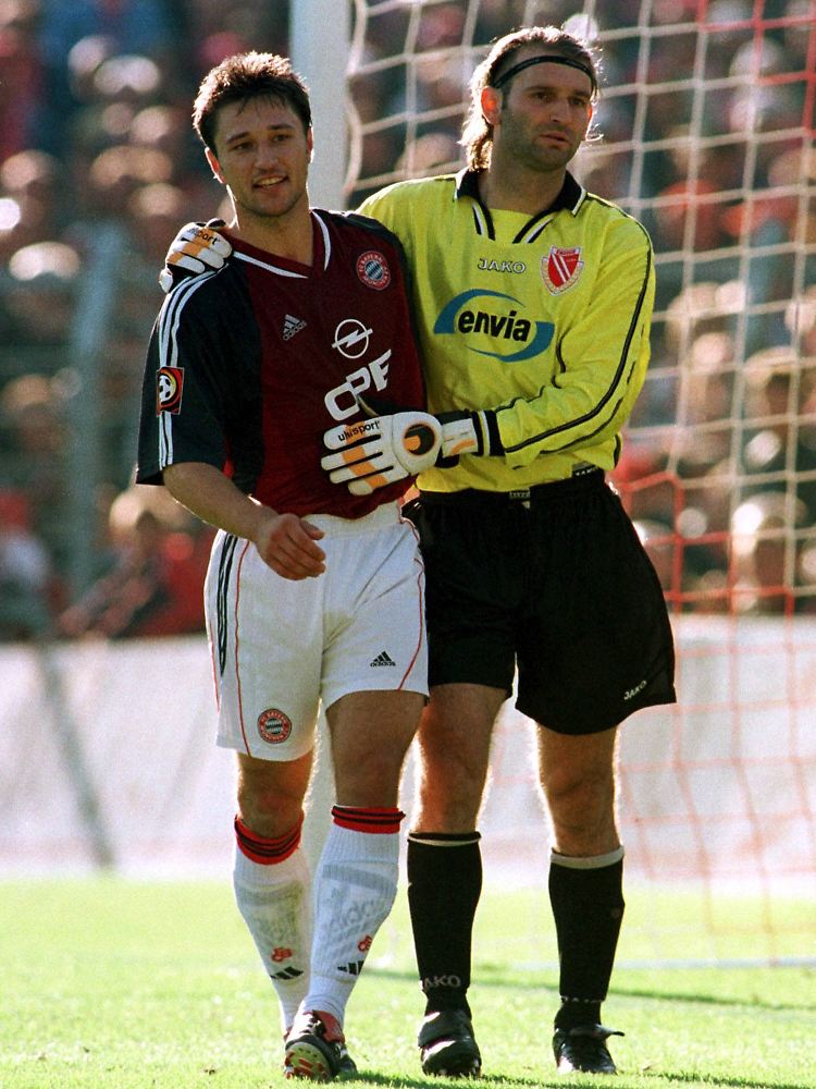 Zwei von 20: Münchens Niko Kovac und der Cottbusser Torhüter Tomislav Piplica an jenem 22. September 2001 im Stadion der Freundschaft.