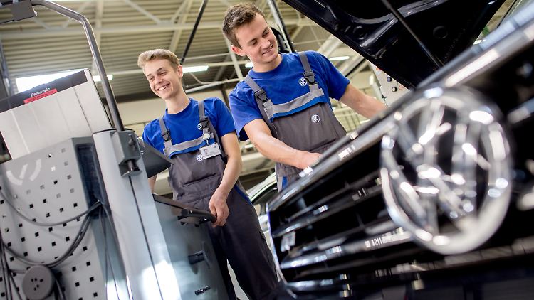 Duale Studenten führen in der Ausbildungswerkstatt von Volkswagen eine Fahrzeugdiagnose durch.