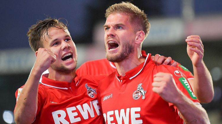 Kölns Louis Schaub (links) und Torschütze Simon Terodde hatten allen Grund zur Freude.