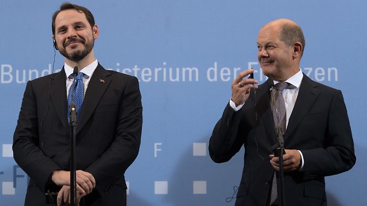 Berat Albayrak (links) und Olaf Scholz führten Gespräche in offensichtlich positiver Atmosphäre.