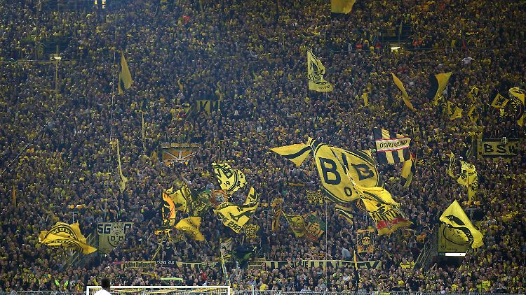 Die Südtribüne im Dortmunder Signal-Iduna-Park ist legendär - bei einer Reform der Champions League kämen aber mehr Auswärtsfahrten zu Ligaspielen unter der Woche auf die Fans zu. 