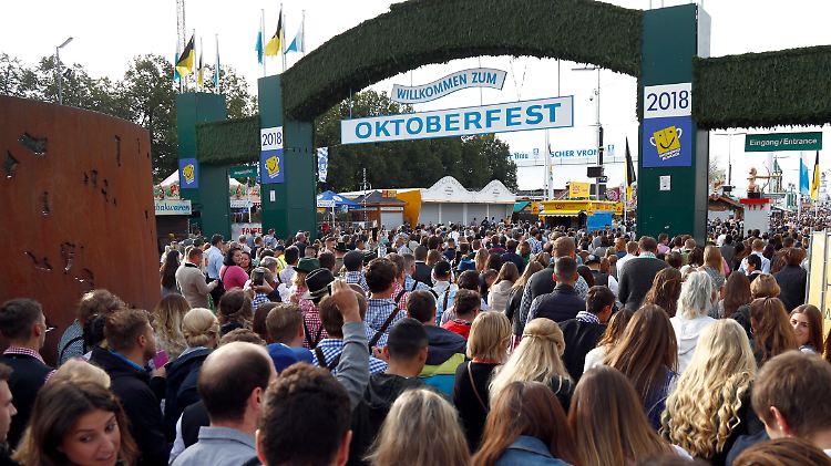 Gedränge am Einlass: Bei herbstlichen Temperaturen warteten Hunderte Festbesucher auf die Eröffnung des 185. Münchner Oktoberfests.