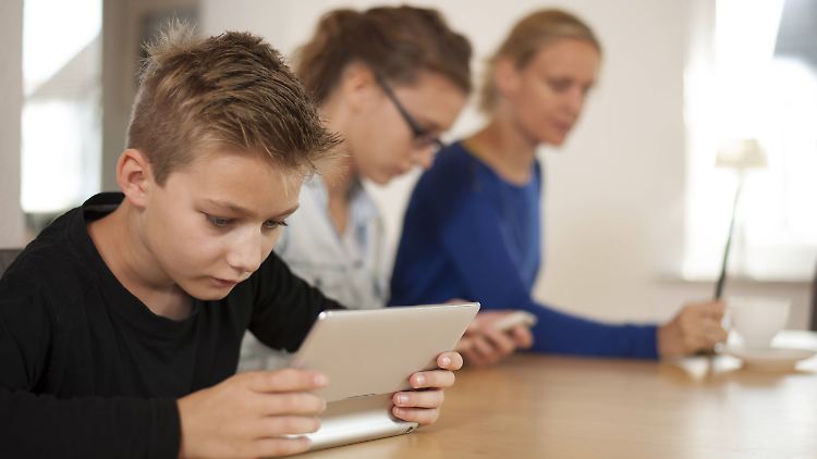 Am Frühstückstisch, in den Pausen, vorm Schlafengehen: Einige Jugendliche haben Schwierigkeiten, mit dem Spielen aufzuhören.
