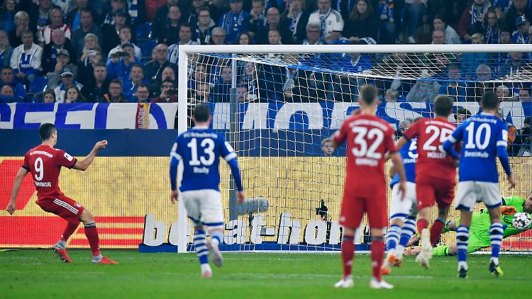 Robert Lewandowski sorgte per Strafstoß für das 2:0 für die Bayern und damit den Endstand.