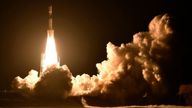 Start der H-2B-Rakete mit dem Raumfrachter HTV-7 vom Tanegashima Space Center.