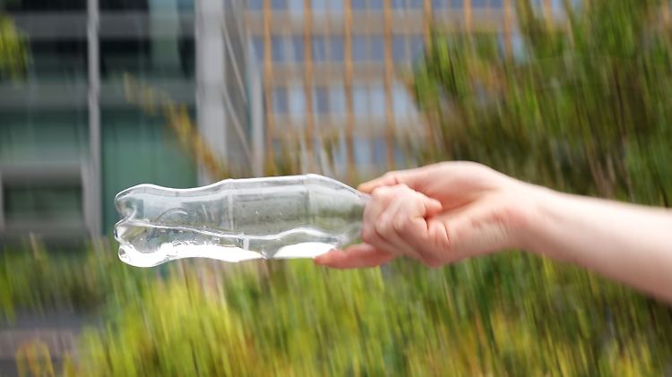 Beim Bottle-Flip ist nicht so sehr die Wurftechnik, sondern der Füllstand in der Flasche entscheidend.