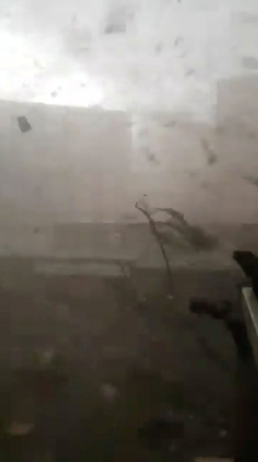 Mit einer Windstärke von bis zu 200 Kilometer pro Stunde fegt am späten Freitagnachmittag Ortszeit ein Tornado über Kanadas Hauptstadt. 
