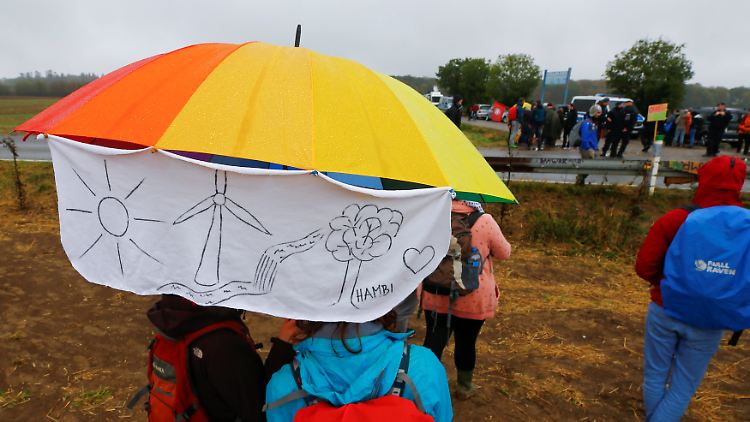 In den Wald sollen die Demonstranten aus "Sicherheitsgründen" nicht.