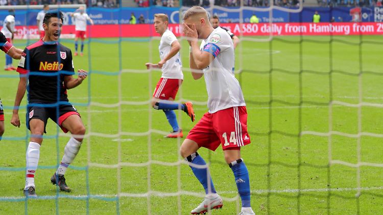 Der HSV kann das Debakel gegen Regensburg selbst kaum glauben.