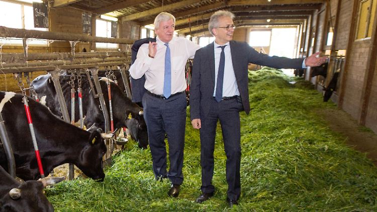 Wirtschaftsminister Al-Wazir (rechts) hat Ministerpräsident Bouffier als beliebtester Politiker Hessens überholt.