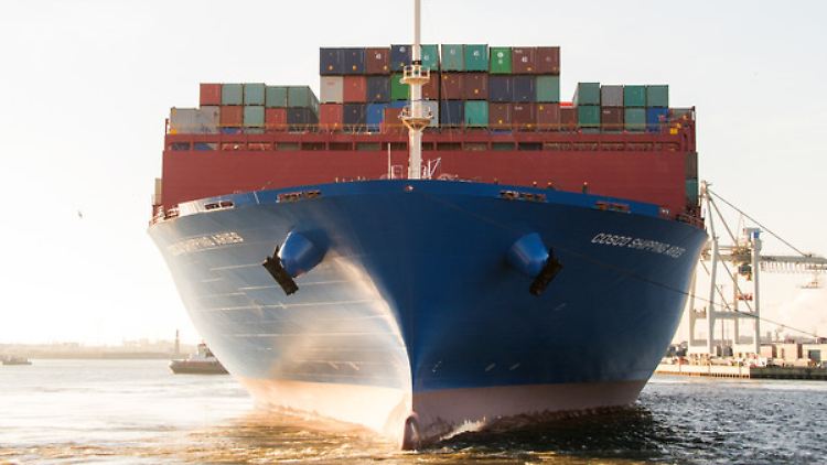 Das Containerschiff "Cosco Shipping Aries" läuft in den Hamburger Hafen ein.