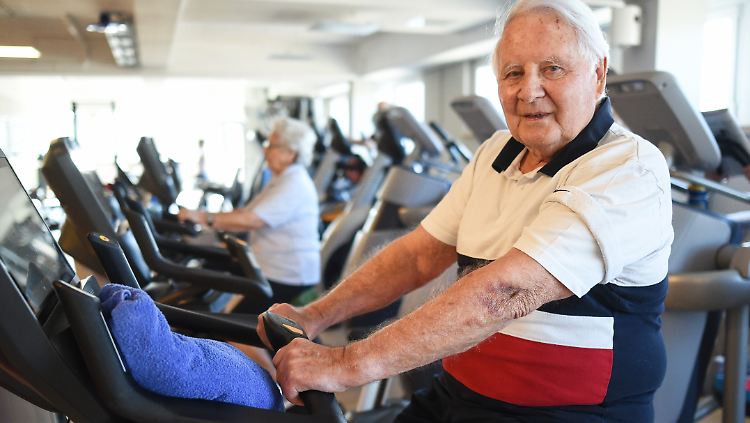 Senior auf einem Fahrrad-Ergometer: Die Studien-Probanden schnitten schon nach zehn Minuten leichter Aktivität besser in Gedächtnisübungen ab.