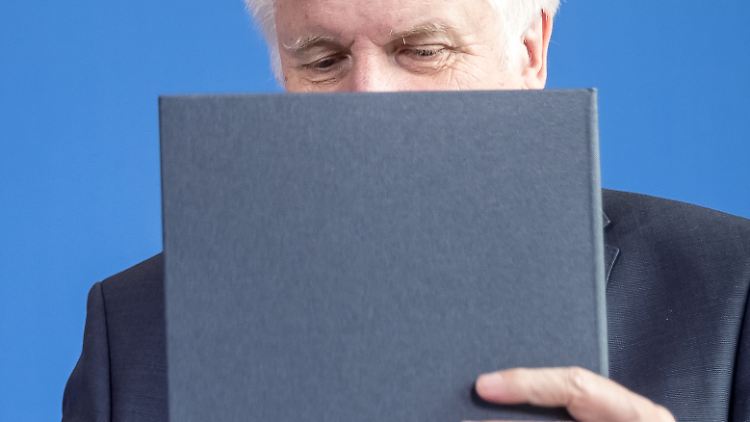 Eigenen Angaben zufolge legte Seehofer Nahles bereits vergangene Woche drei Optionen zum Einsatz Maaßens vor. Die SPD-Chefin ist sich sicher, es waren nur zwei. 
