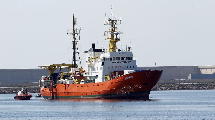 Mit knapp fünf Dutzend Flüchtlingen ist die "Aquarius" derzeit im Mittelmeer unterwegs.
