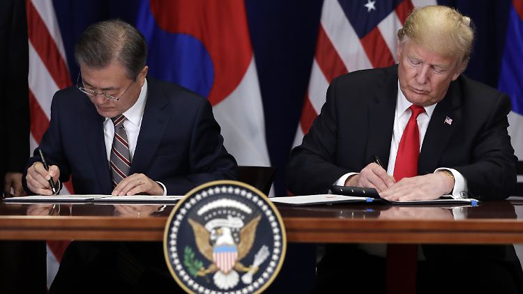 Die Unterzeichnung kommt am Tag, an dem der Handelskrieg der USA mit China in vollem Umfang entbrannt ist.