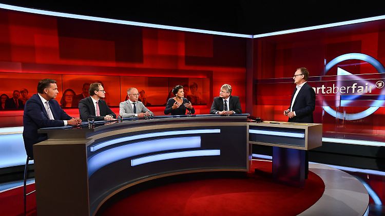 CSU-Innenstaatssekretär Stephan Mayer, Berlins Regierender Bürgermeister Michael Müller, Politikwissenschaftler Karl-Rudolf Korte, Linken-Fraktionsvorsitzende Sahra Wagenknecht und AfD-Bundessprecher Jörg Meuthen: Moderator Frank Plasberg mit seinen Gästen.