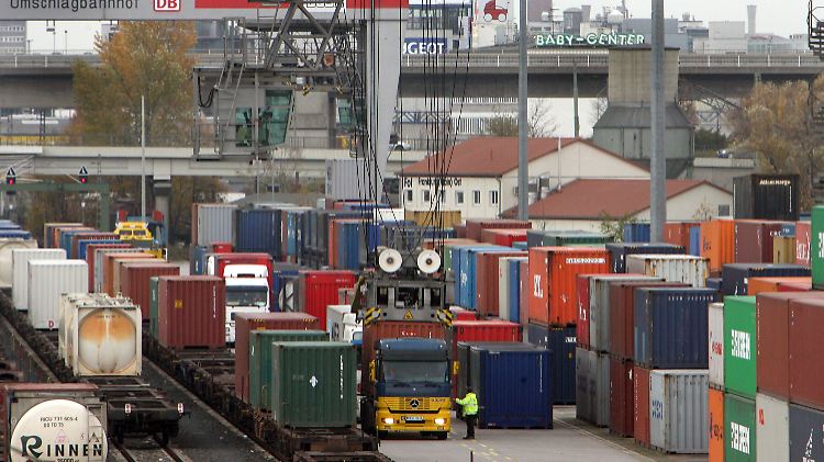Von der Straße auf die Schiene und zurück: Die Schienenfracht könnte den Verkehr über die Autobahnen entlasten.