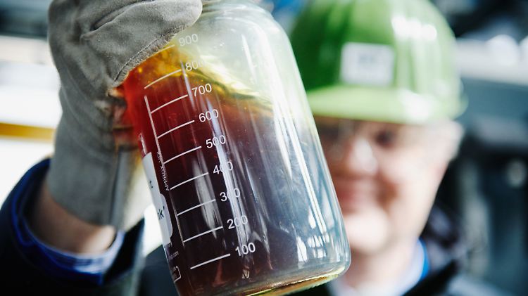 Ein OMV-Mitarbeiter in der Raffinerie Schwechat bei Wien mit einer Flasche mit zurückgewonnenem Rohöl.