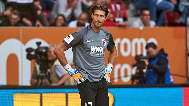 Der einsamste Mensch weit und breit: Augsburgs Torhüter Fabian Giefer, dem im Spiel gegen Mainz ein fataler Fehler unterlief.