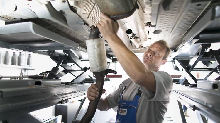 Nachrüstung bei einem Dieselfahrzeug in der Werkstatt.