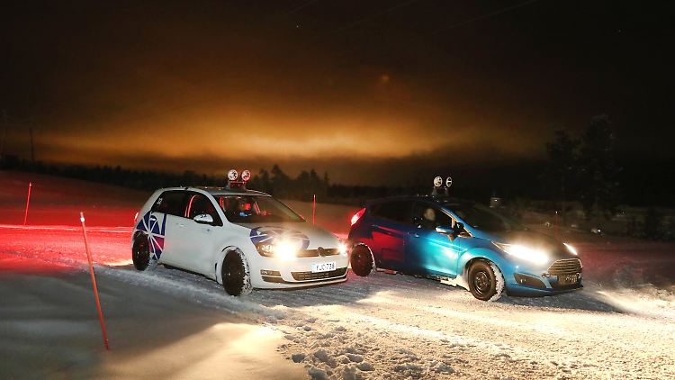 Als Referenzfahrzeuge für seinen Winterreifentest setzte der ADAC einen VW Golf und einen Ford Fiesta ein.