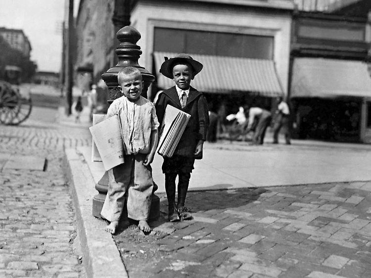 "Richard Green (mit Hut), fünfjähriger Zeitungsjunge. Willi, der angab, acht zu sein. (Man vergleiche sie.) Es gibt hier viele dieser kleinen 'Newsboys'. Richmond, Virginia. Juni 1911."