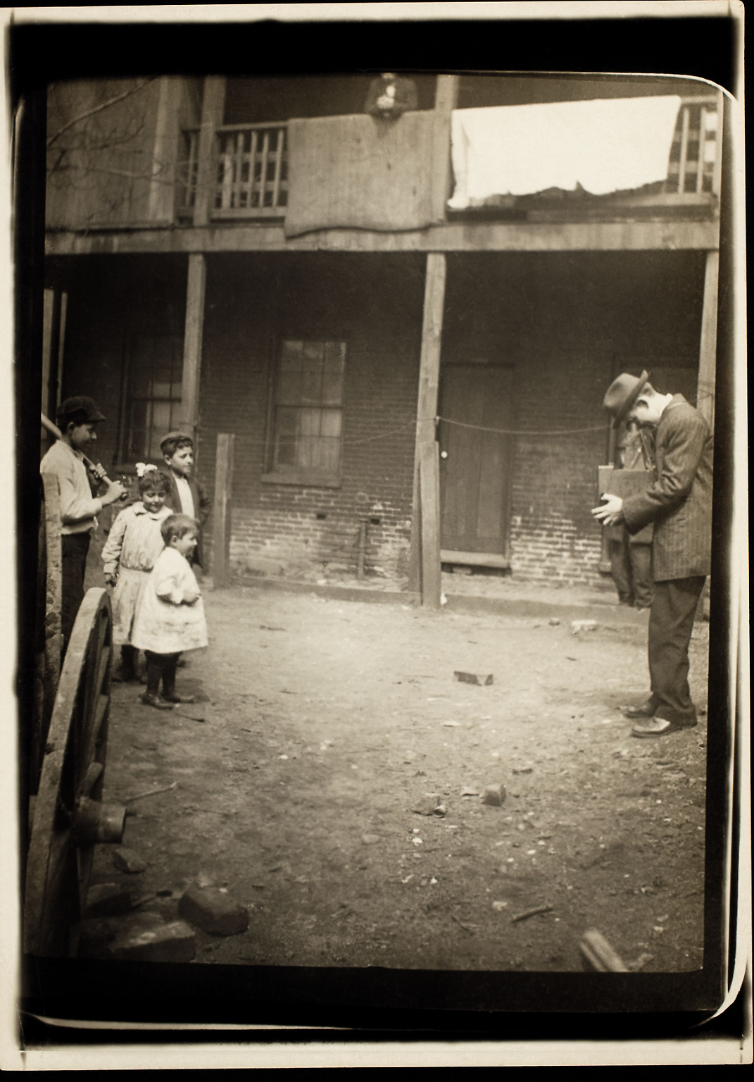 Anfang des 20. Jahrhunderts hat Lewis W. Hine (hier 1910) Kinder fotografiert, die arbeiten müssen, ihre müden Augen, ihre erschöpften Körper, aber auch ihr stolzes Lächeln. Im Bildband "The boss don‘t care - Kinderarbeit in den USA 1908-1917" sind nun etwa 250 Fotografien davon zu sehen. Hier eine Auswahl davon, versehen mit Hines Notizen.