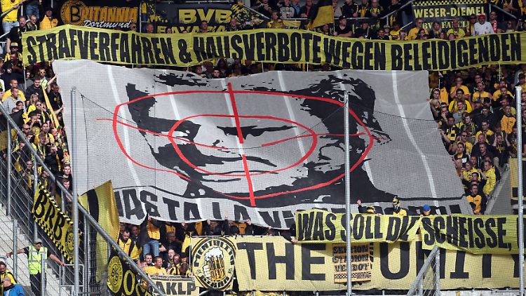Im September 2018 hatten Dortmunder Fans ein Banner ausgerollt, welches das Konterfei von Dietmar Hopp hinter einem Fadenkreuz zeigte.
