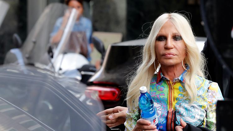 Die Versace-Familie um Kreativdirektorin Donatella verkauft die Marke.