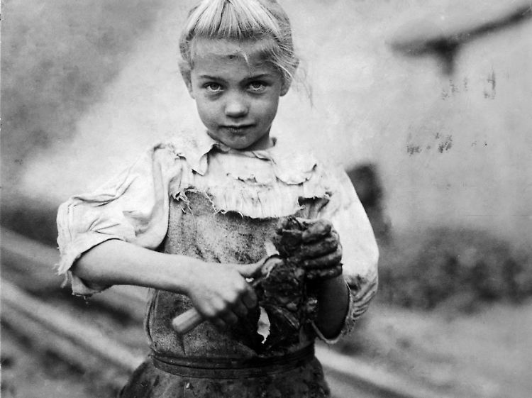 "Die siebenjährige Rosie. Fest angestellte Austernöffnerin. Ihr zweites Jahr. Analphabetin. Arbeitet den ganzen Tag. Öffnet nur wenige Töpfe Austern pro Tag. (Demonstriert den Prozess.) Varn & Platt Canning Co. Bluffton, South Carolina, Februar 1913."