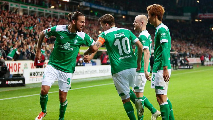 Ein Tänzchen zum Sieg gönnen sich Martin Harnik und Max Kruse.